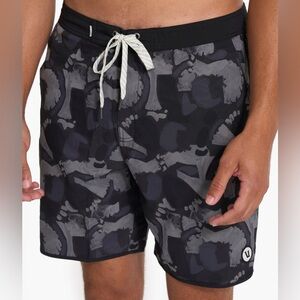 Vuori Cruise Boardshort in Black Abstract True Size 32
